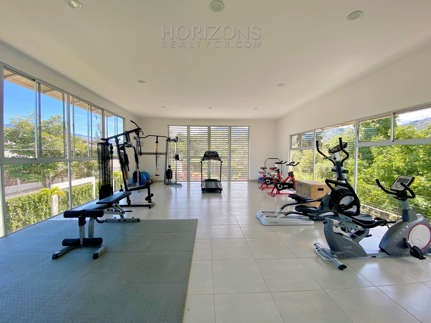 Se Vende Moderna Casa Dentro de Condominio en Curridabat Amenidades nja1006