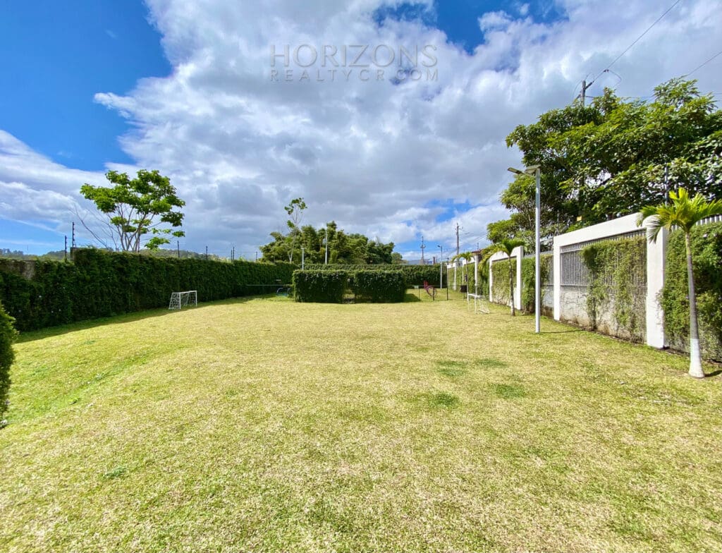Se Vende Moderna Casa Dentro de Condominio en Curridabat Amenidades nja1006