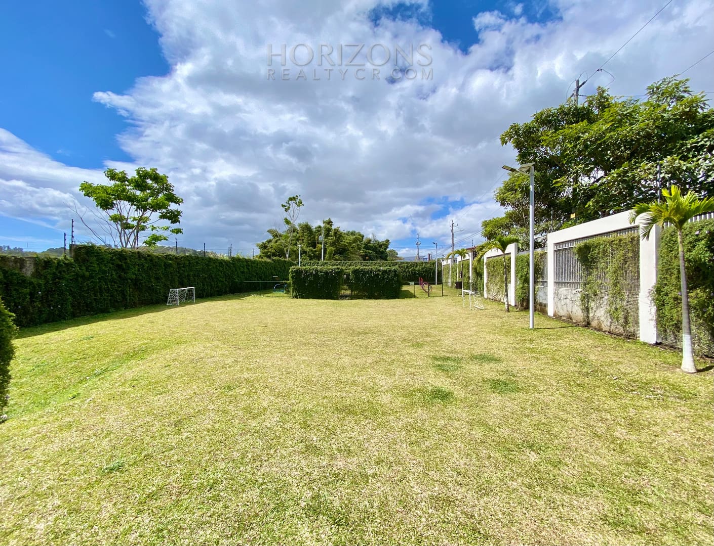 Se Vende Moderna Casa Dentro de Condominio en Curridabat Amenidades nja1006