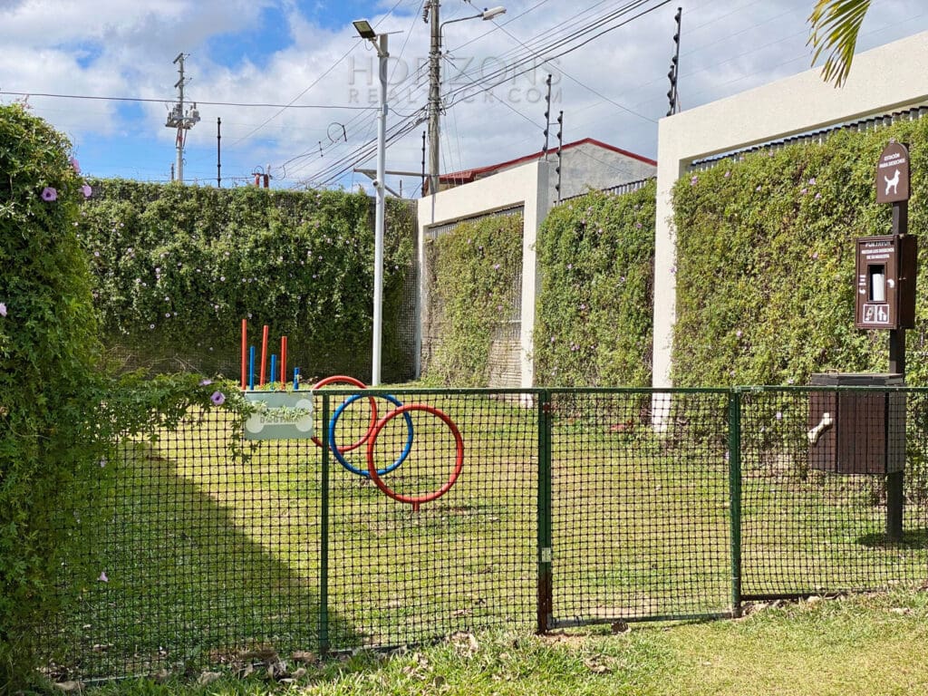Se Vende Moderna Casa Dentro de Condominio en Curridabat Amenidades nja1006