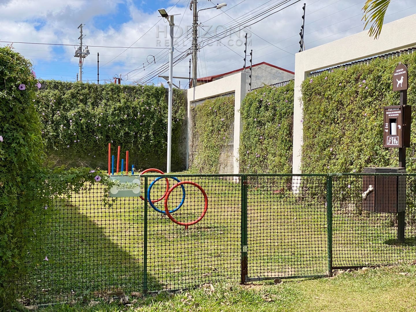 Se Vende Moderna Casa Dentro de Condominio en Curridabat Amenidades nja1006
