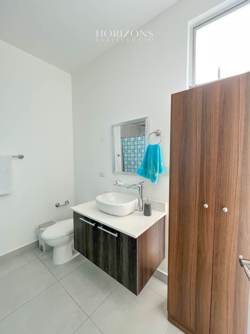 Se Vende Moderna Casa Dentro de Condominio en Curridabat Amenidades nja1006