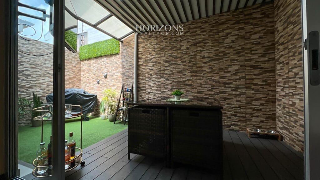 Se Vende Moderna Casa Dentro de Condominio en Curridabat Amenidades nja1006