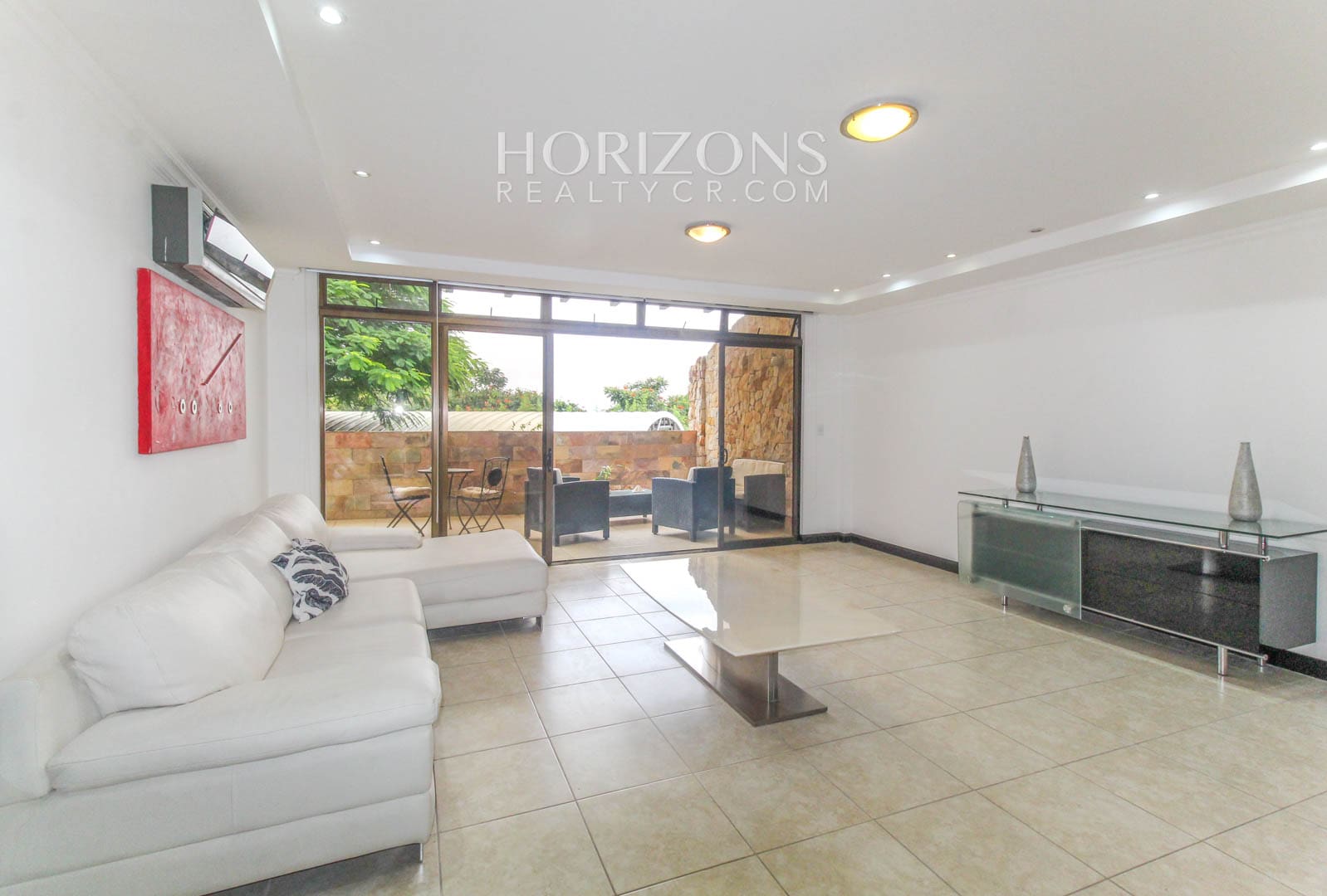 VENTA DE APARTAMENTO CON PATIO EN CONDOMINIO SANTA ANA njv185.