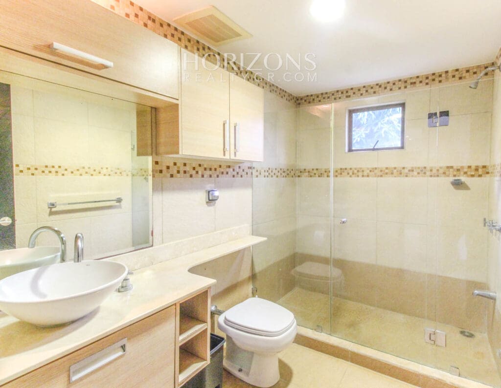 VENTA DE APARTAMENTO CON PATIO EN CONDOMINIO SANTA ANA njv185.