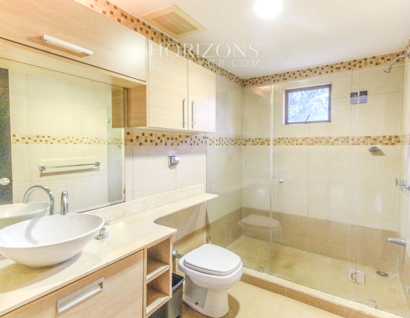 VENTA DE APARTAMENTO CON PATIO EN CONDOMINIO SANTA ANA njv185.