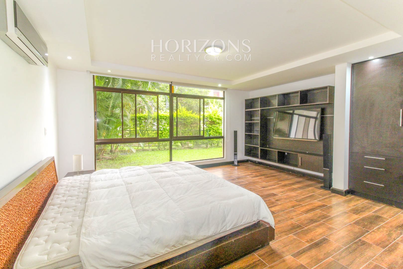 VENTA DE APARTAMENTO CON PATIO EN CONDOMINIO SANTA ANA njv185.