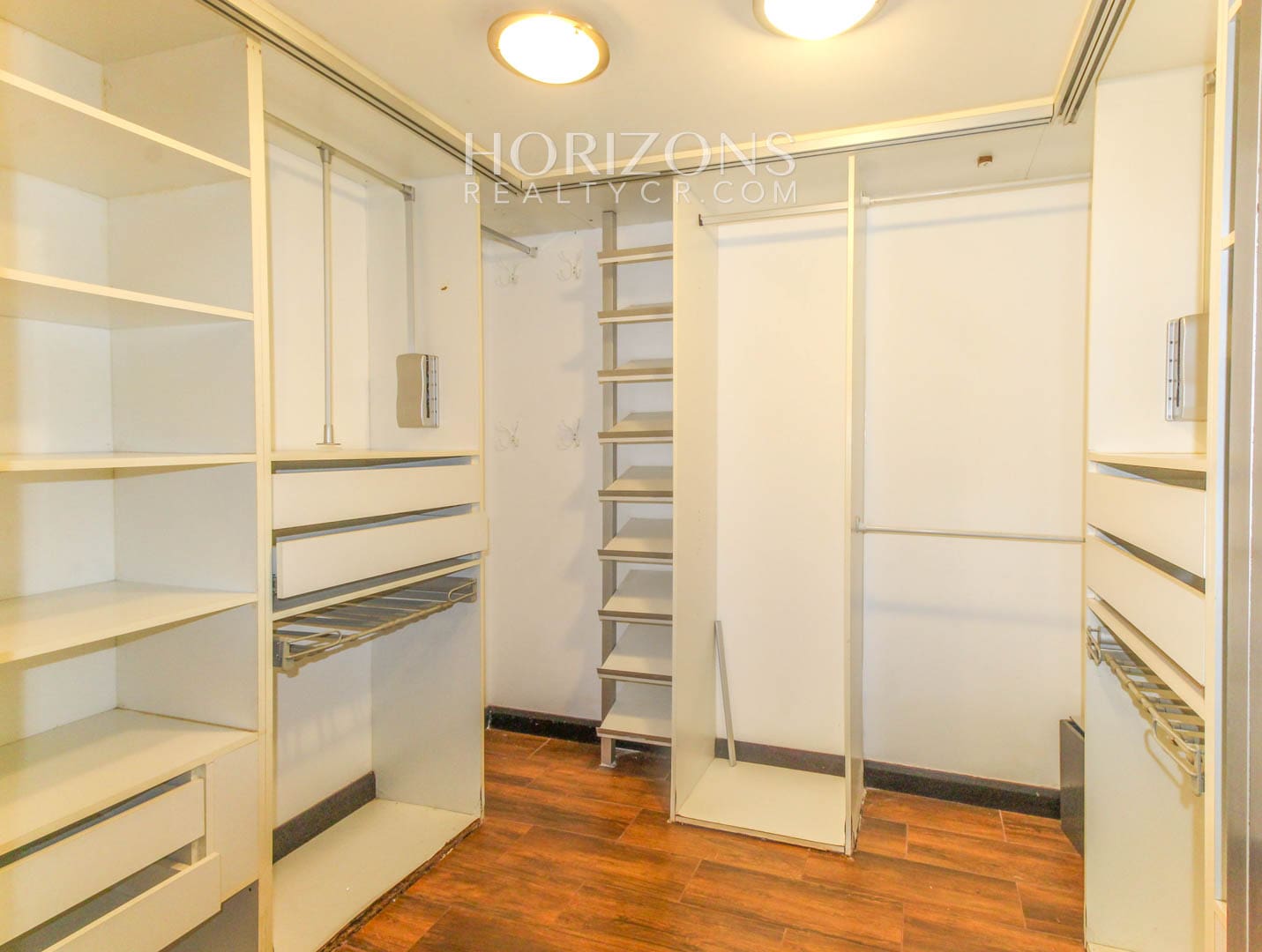 VENTA DE APARTAMENTO CON PATIO EN CONDOMINIO SANTA ANA njv185.