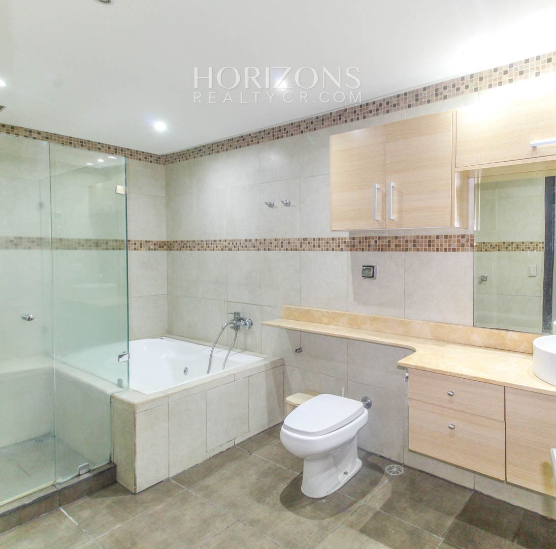 VENTA DE APARTAMENTO CON PATIO EN CONDOMINIO SANTA ANA njv185.