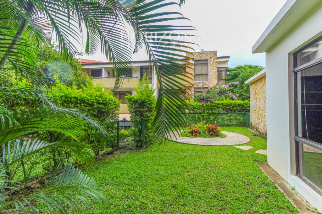 VENTA DE APARTAMENTO CON PATIO EN CONDOMINIO SANTA ANA njv185.