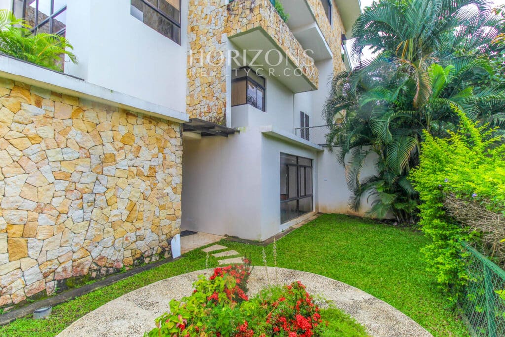VENTA DE APARTAMENTO CON PATIO EN CONDOMINIO SANTA ANA njv185.