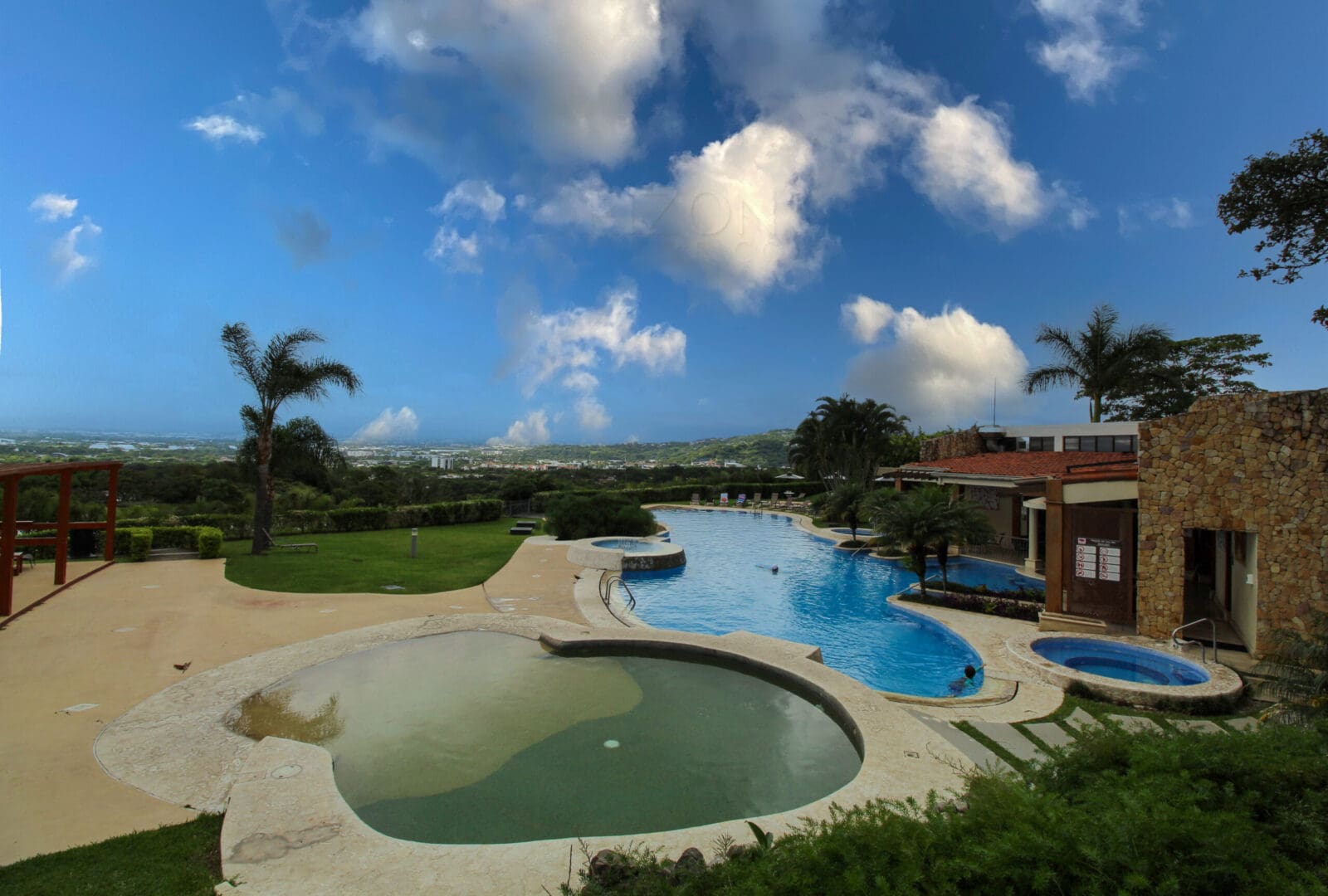 VENTA DE APARTAMENTO CON PATIO EN CONDOMINIO SANTA ANA njv185.