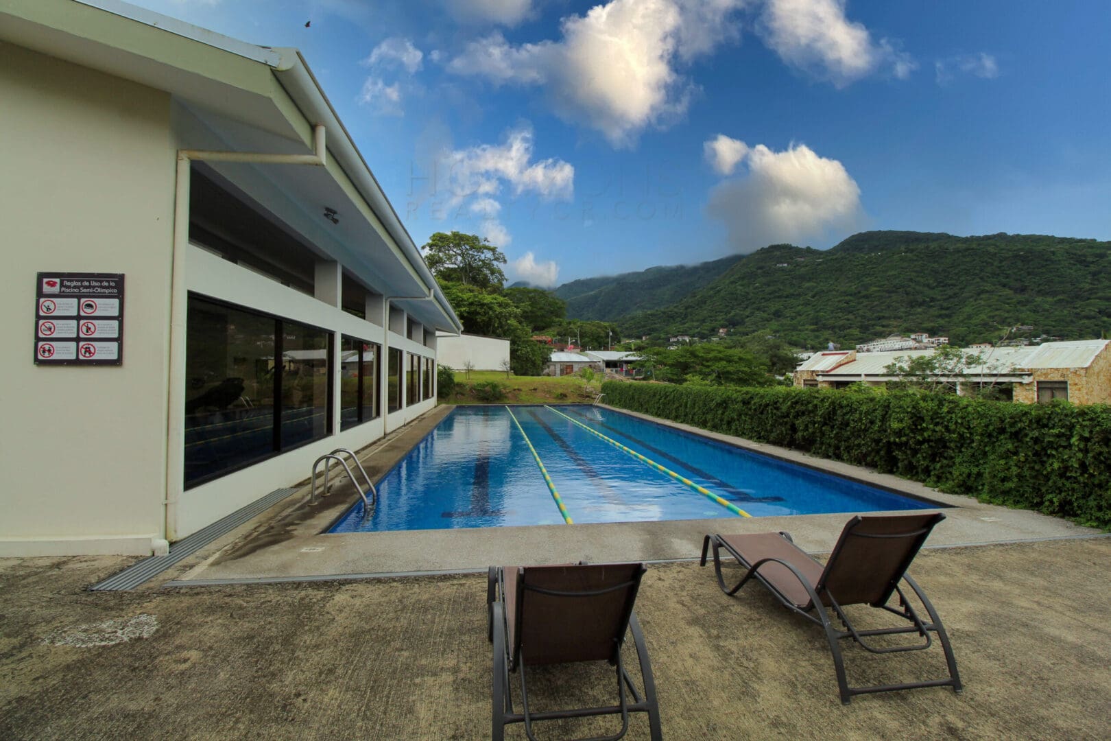 VENTA DE APARTAMENTO CON PATIO EN CONDOMINIO SANTA ANA njv185.