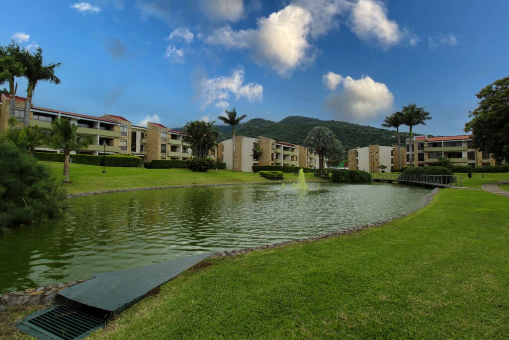 Venta De Apartamento Con Patio En Condominio Santa Ana Njv185.