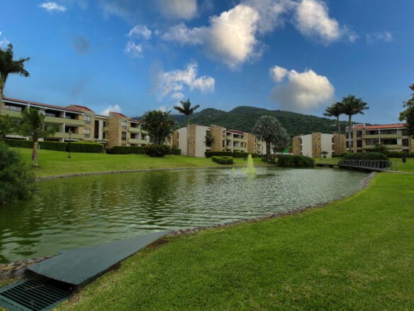 Venta De Apartamento Con Patio En Condominio Santa Ana Njv185.