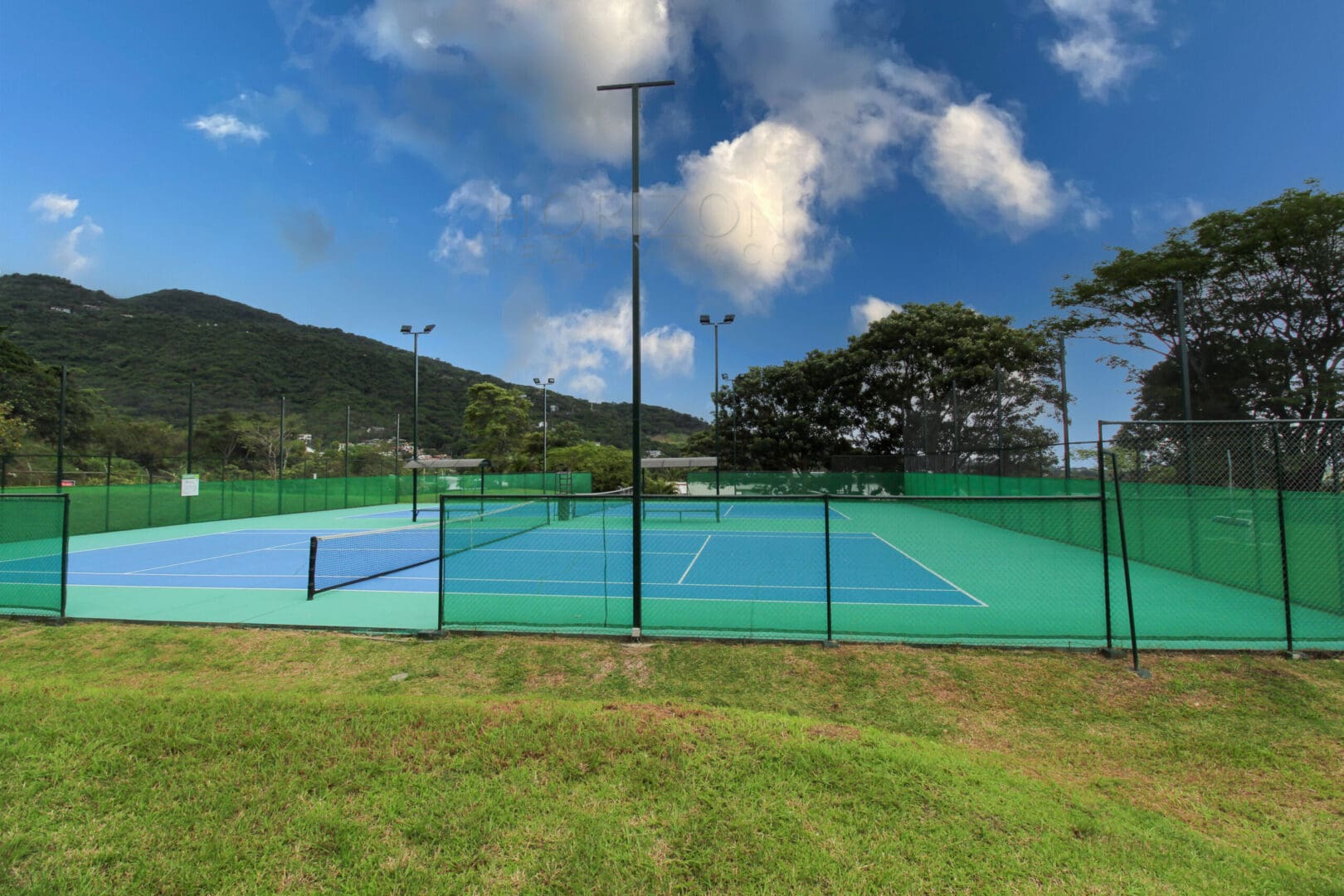 VENTA DE APARTAMENTO CON PATIO EN CONDOMINIO SANTA ANA njv185.