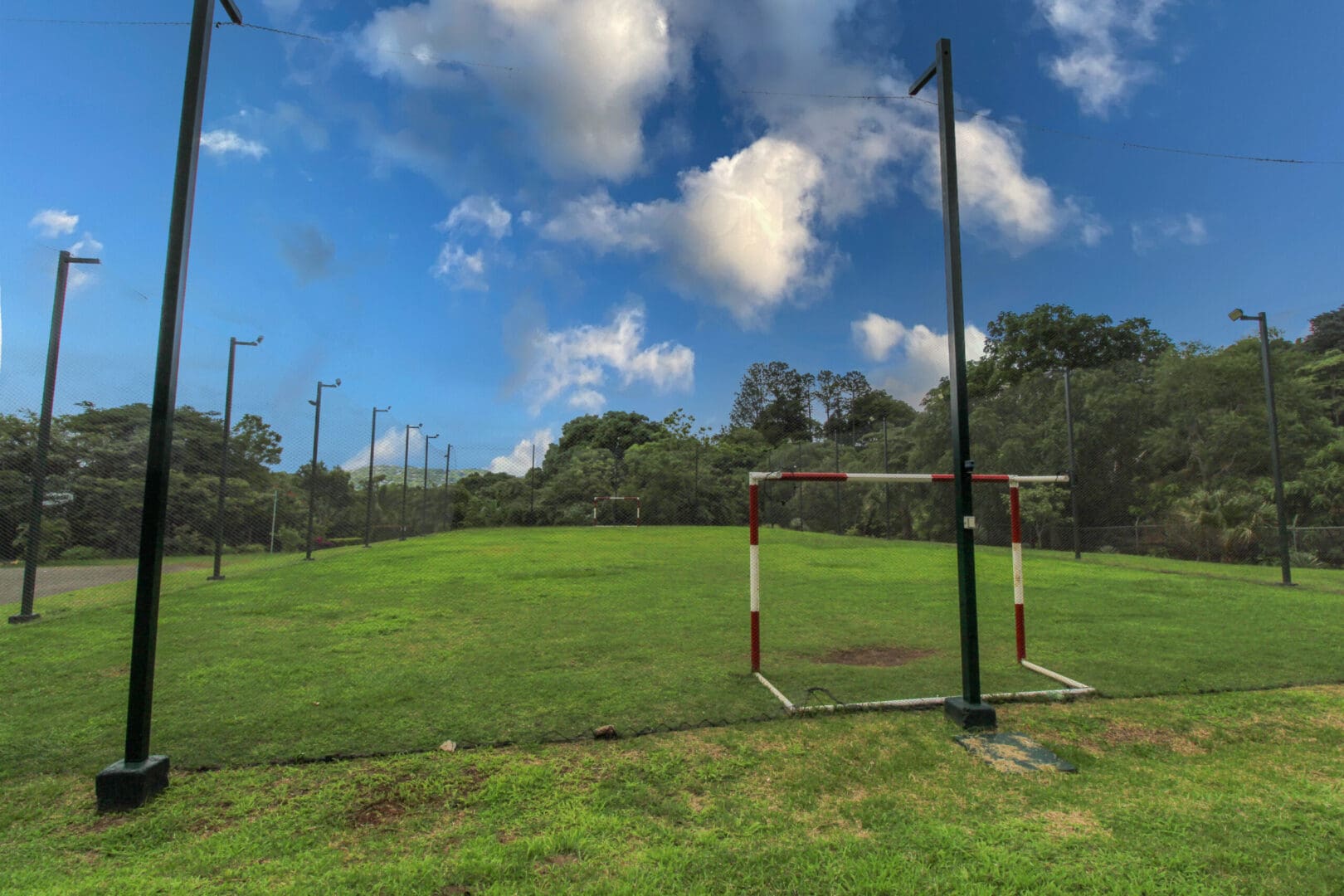 VENTA DE APARTAMENTO CON PATIO EN CONDOMINIO SANTA ANA njv185.