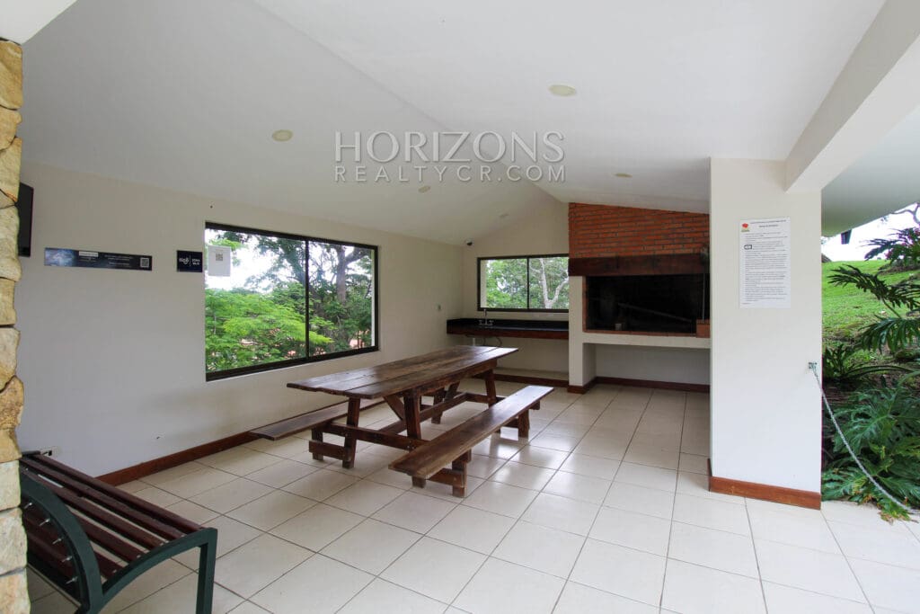 VENTA DE APARTAMENTO CON PATIO EN CONDOMINIO SANTA ANA njv185.