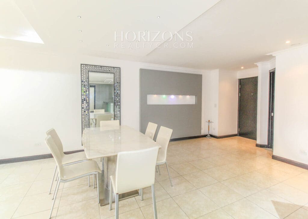 VENTA DE APARTAMENTO CON PATIO EN CONDOMINIO SANTA ANA njv185.