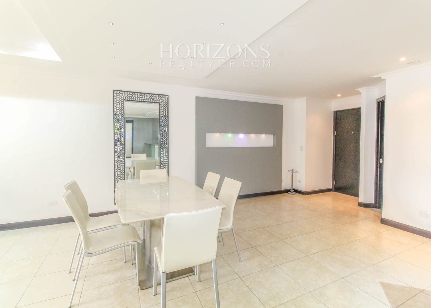 VENTA DE APARTAMENTO CON PATIO EN CONDOMINIO SANTA ANA njv185.