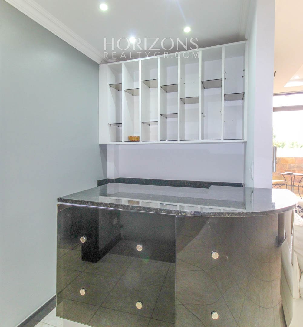 VENTA DE APARTAMENTO CON PATIO EN CONDOMINIO SANTA ANA njv185.