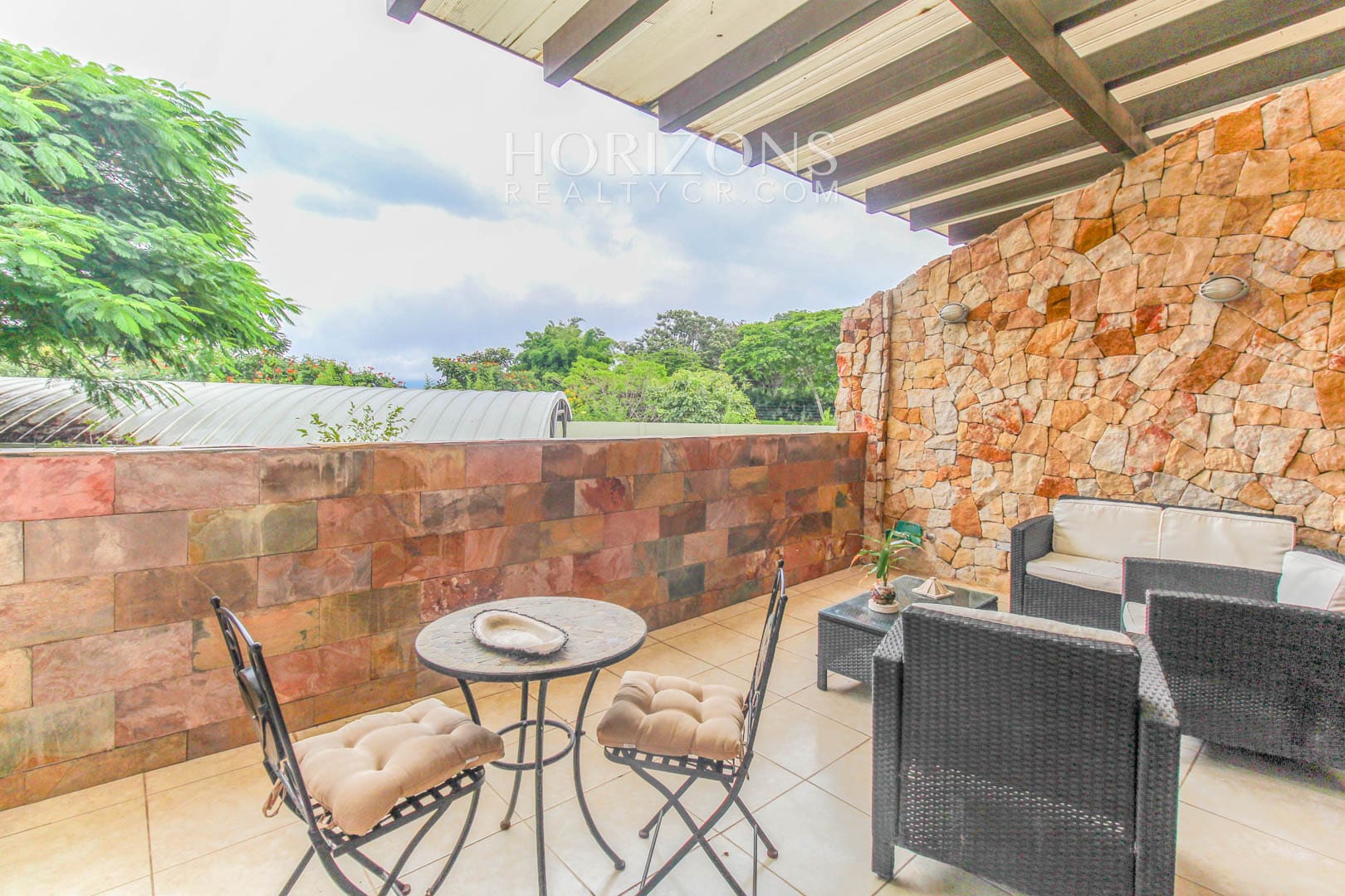 VENTA DE APARTAMENTO CON PATIO EN CONDOMINIO SANTA ANA njv185.