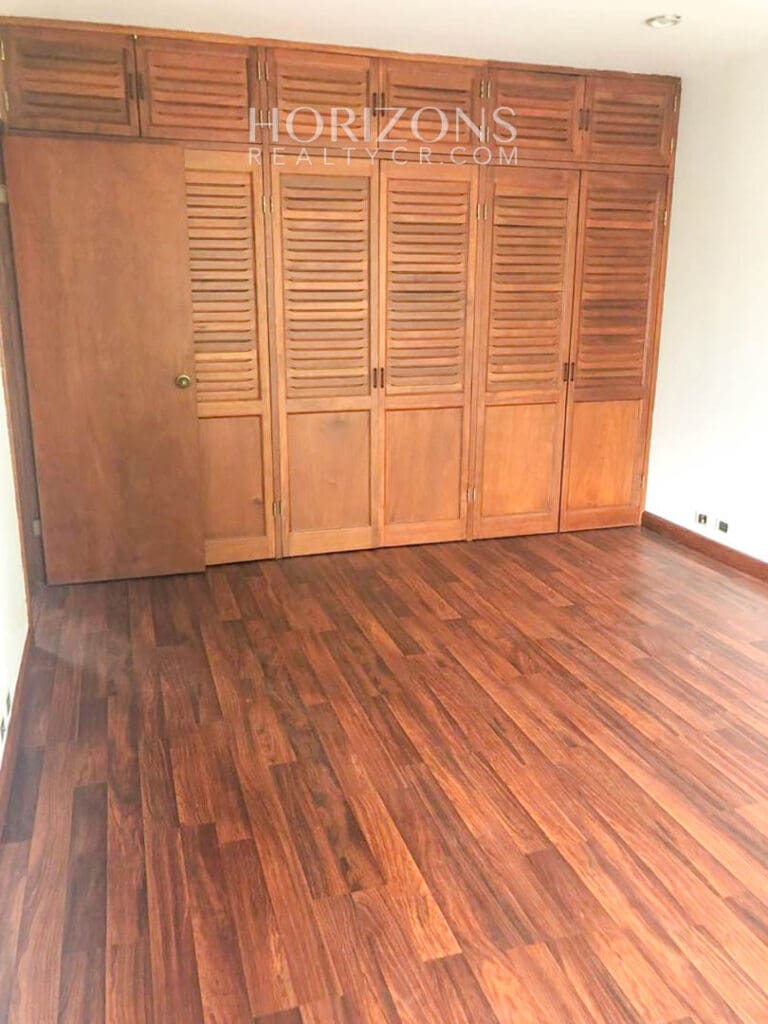 ALQUILER CASA INDEPENDIENTE CON PATIO EN TREJOS MONTEALEGRE njv199.