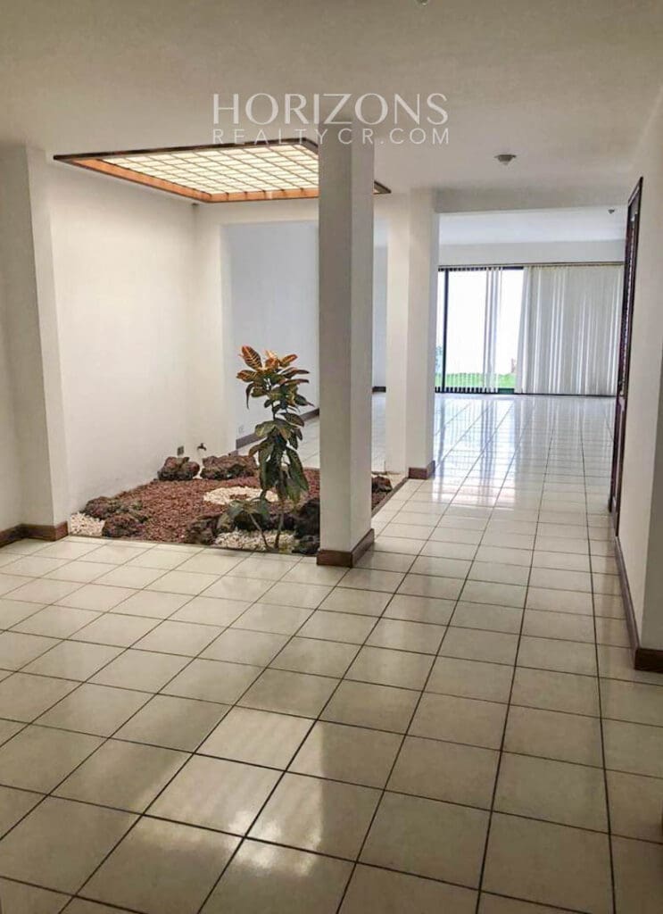 Alquiler Casa Independiente Con Patio En Trejos Montealegre Njv199.