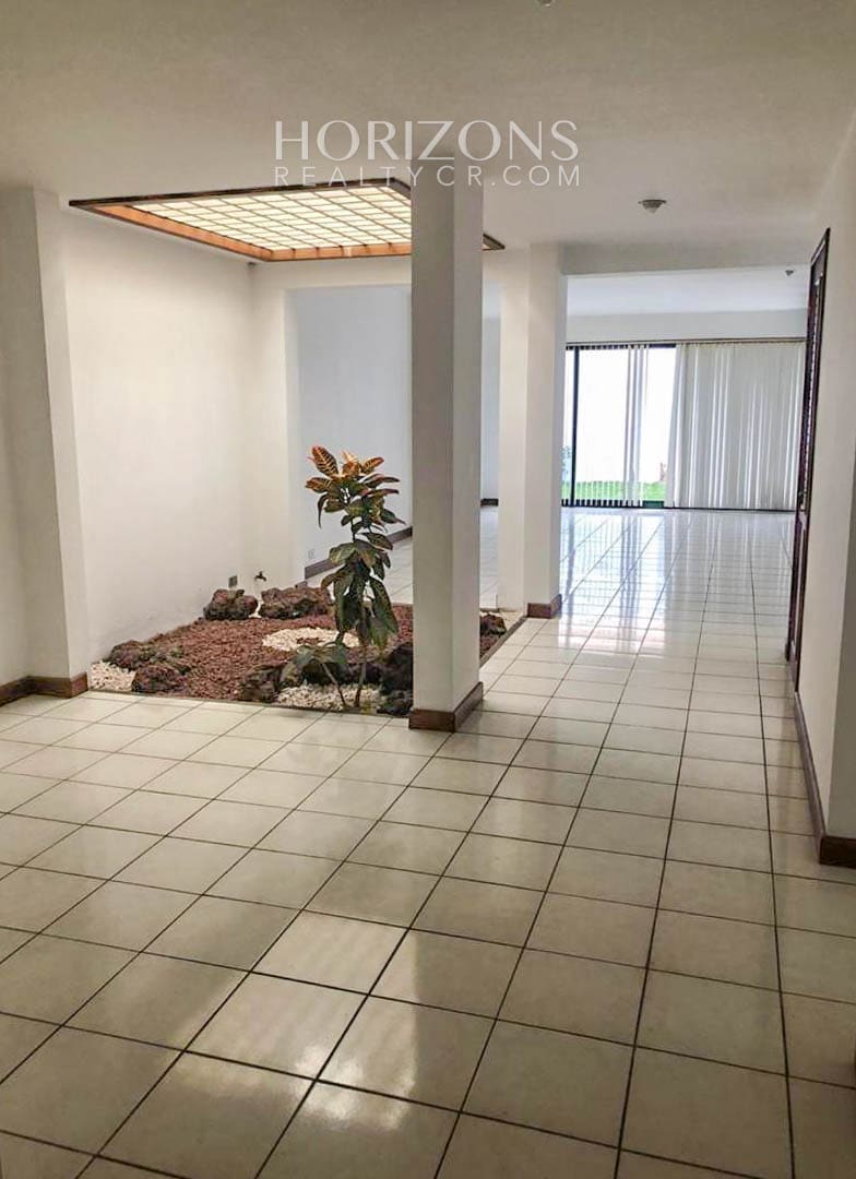 ALQUILER CASA INDEPENDIENTE CON PATIO EN TREJOS MONTEALEGRE njv199.