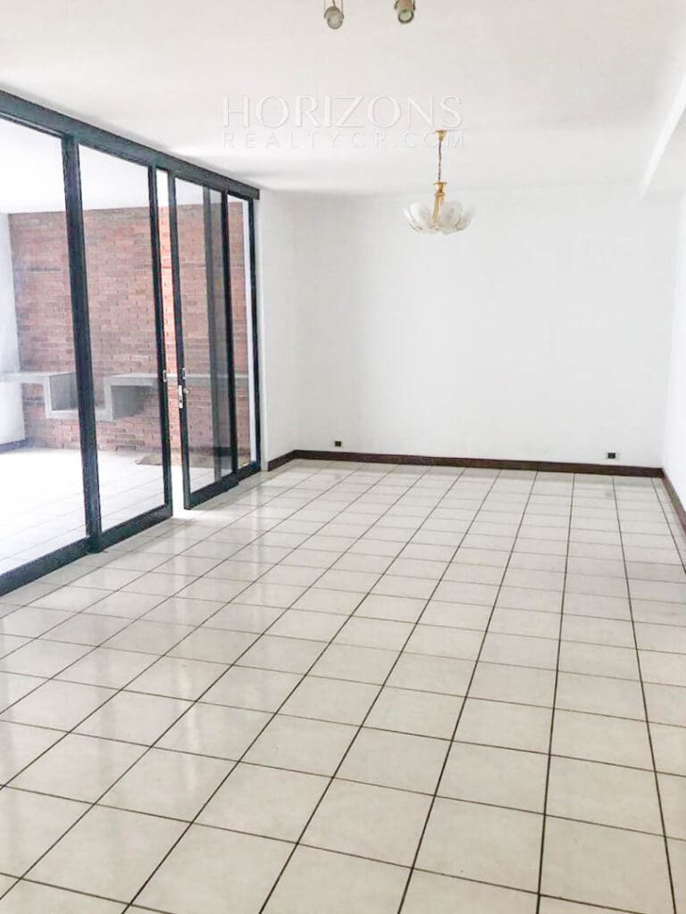 ALQUILER CASA INDEPENDIENTE CON PATIO EN TREJOS MONTEALEGRE njv199.