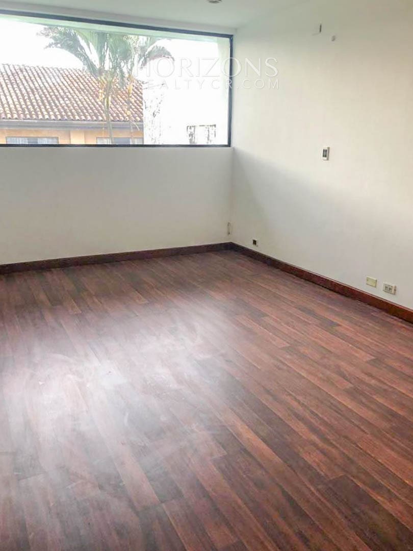 ALQUILER CASA INDEPENDIENTE CON PATIO EN TREJOS MONTEALEGRE njv199.