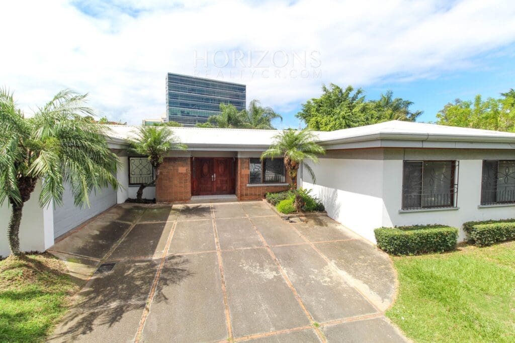Alquiler Y Venta De Casa Independiente 700M2    En Laureles De Escazu Njv202