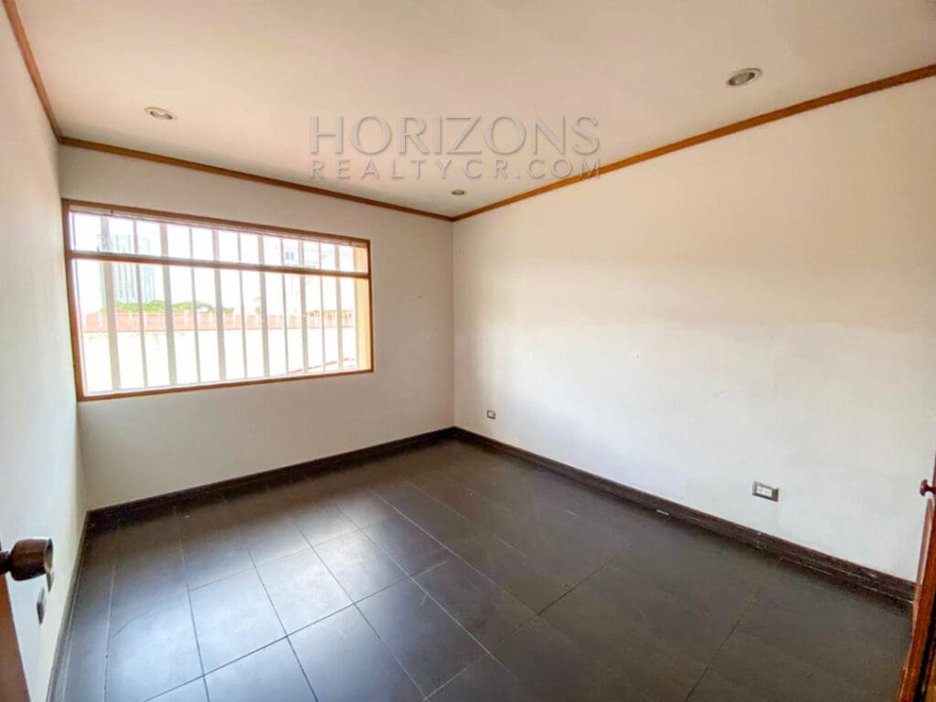SE ALQUILA CASA POR PLAZA DEL SOL EN CURRIDABAT 3 HABITACIONES + TERRAZA noj875