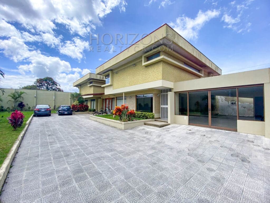 SE ALQUILA CASA POR PLAZA DEL SOL EN CURRIDABAT 3 HABITACIONES + TERRAZA noj875
