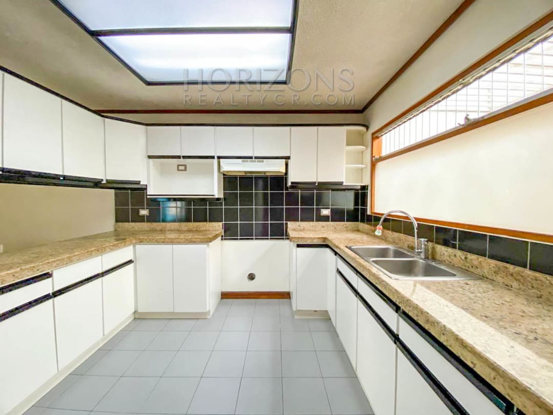 SE ALQUILA CASA POR PLAZA DEL SOL EN CURRIDABAT 3 HABITACIONES + TERRAZA noj875