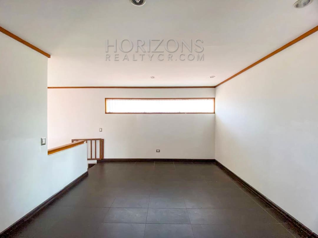 SE ALQUILA CASA POR PLAZA DEL SOL EN CURRIDABAT 3 HABITACIONES + TERRAZA noj875