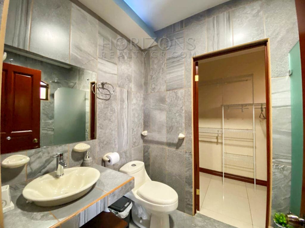SE ALQUILA CASA AMUEBLADA EN CURRIDABAT 3 HABITACIONES + TERRAZA noj876