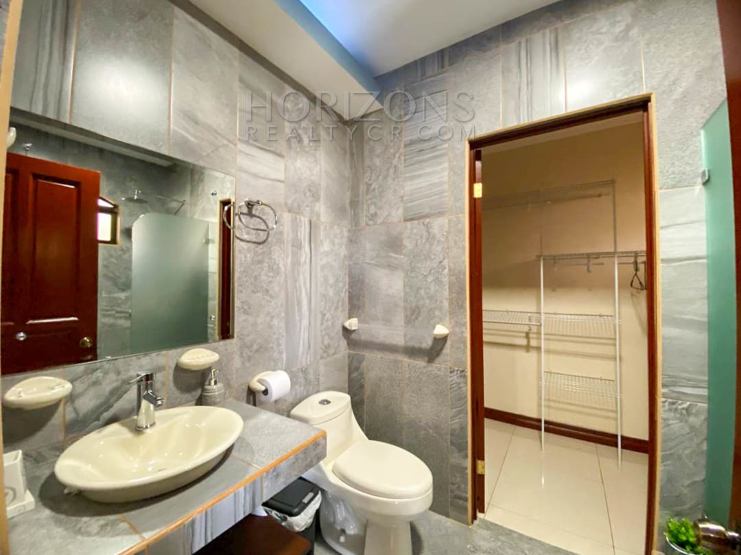 SE ALQUILA CASA AMUEBLADA EN CURRIDABAT 3 HABITACIONES + TERRAZA noj876