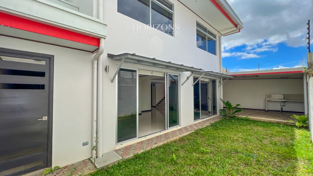 SE VENDE CASA DE 200 M2 EN RESIDENCIAL SAN RAFAEL MONTES DE OCA NOJ900