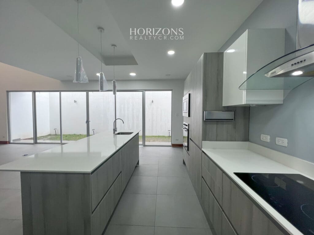 CASA NUEVA 2 DORMITORIOS AMPLIOS + OFICINA EN CONDOMINIO DISTRITO SAN JUAN nja1025