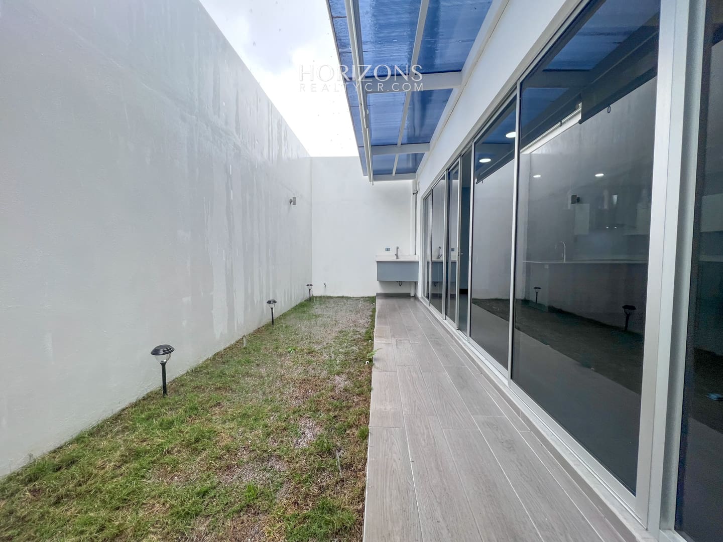 CASA NUEVA 2 DORMITORIOS AMPLIOS + OFICINA EN CONDOMINIO DISTRITO SAN JUAN nja1025