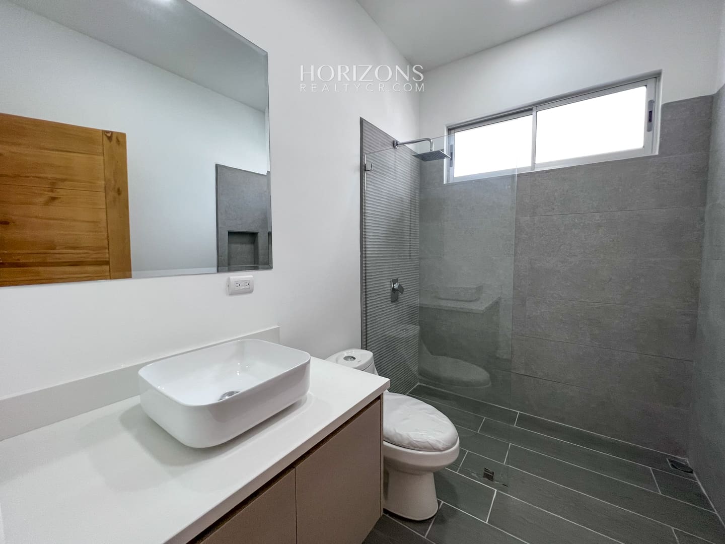 CASA NUEVA 2 DORMITORIOS AMPLIOS + OFICINA EN CONDOMINIO DISTRITO SAN JUAN nja1025