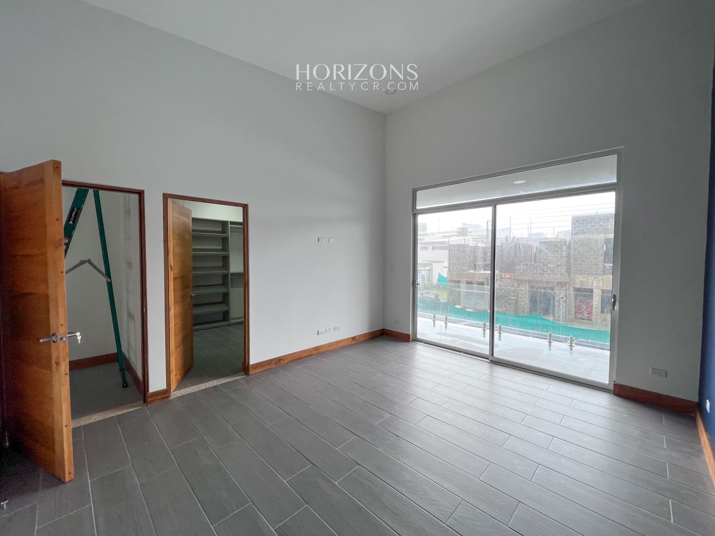 CASA NUEVA 2 DORMITORIOS AMPLIOS + OFICINA EN CONDOMINIO DISTRITO SAN JUAN nja1025