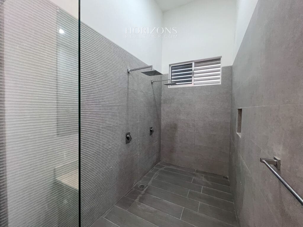 CASA NUEVA 2 DORMITORIOS AMPLIOS + OFICINA EN CONDOMINIO DISTRITO SAN JUAN nja1025