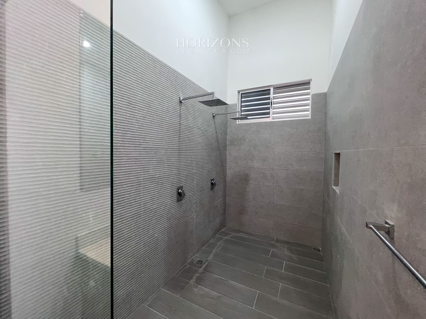 CASA NUEVA 2 DORMITORIOS AMPLIOS + OFICINA EN CONDOMINIO DISTRITO SAN JUAN nja1025