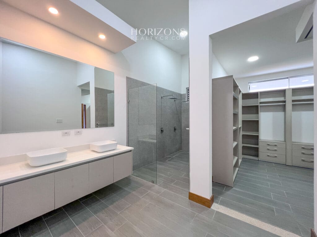CASA NUEVA 2 DORMITORIOS AMPLIOS + OFICINA EN CONDOMINIO DISTRITO SAN JUAN nja1025