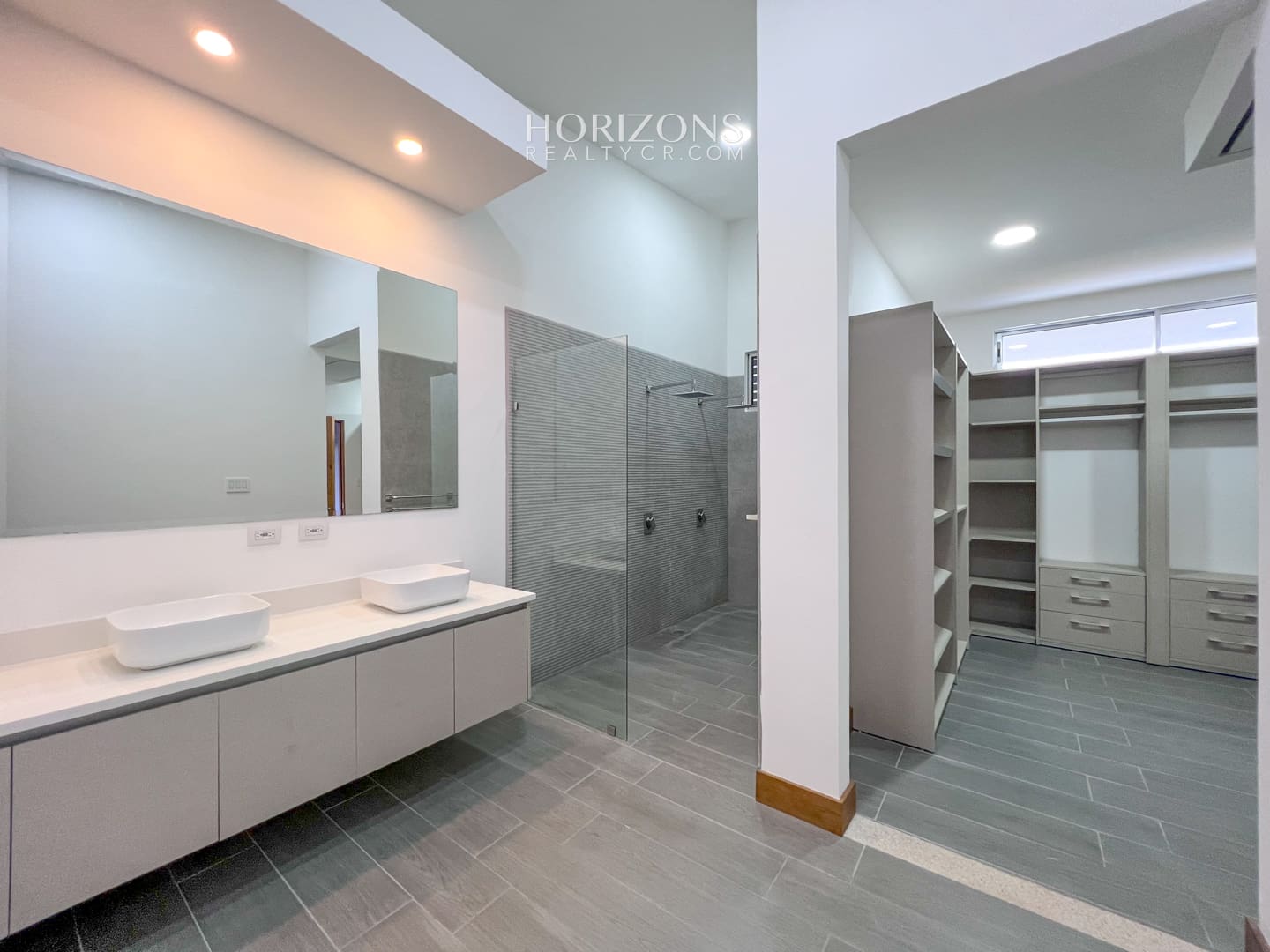 CASA NUEVA 2 DORMITORIOS AMPLIOS + OFICINA EN CONDOMINIO DISTRITO SAN JUAN nja1025
