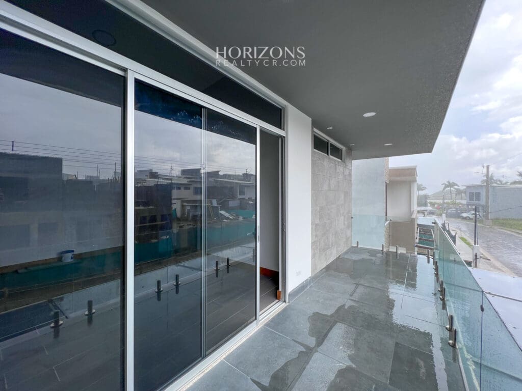 CASA NUEVA 2 DORMITORIOS AMPLIOS + OFICINA EN CONDOMINIO DISTRITO SAN JUAN nja1025