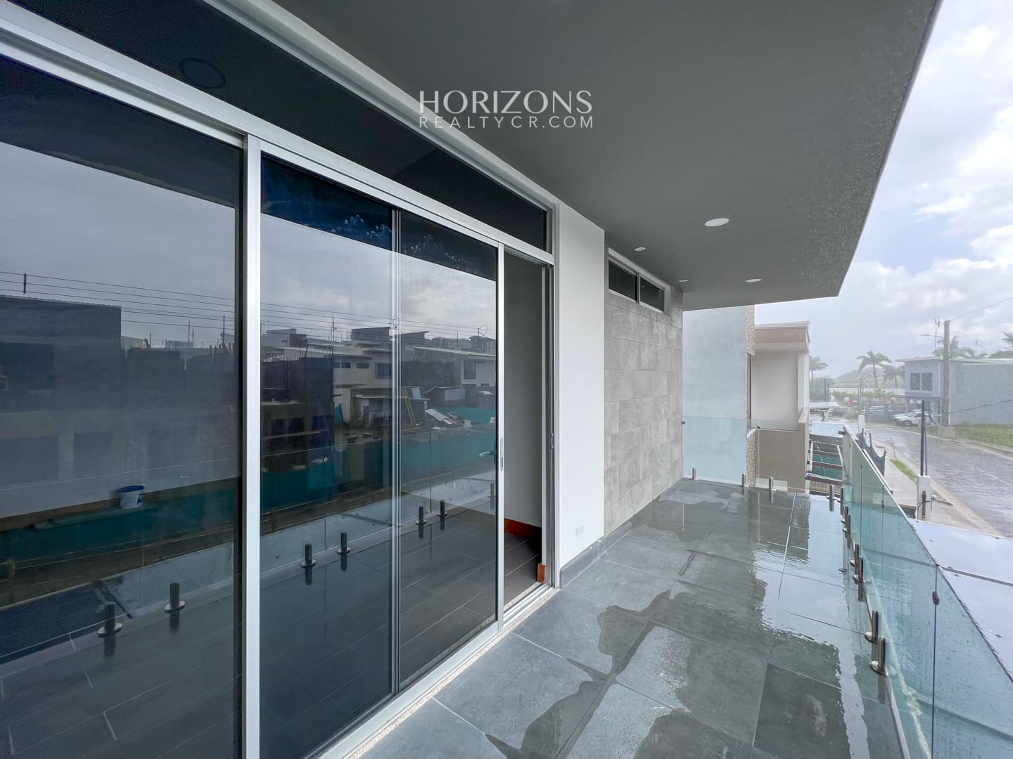 CASA NUEVA 2 DORMITORIOS AMPLIOS + OFICINA EN CONDOMINIO DISTRITO SAN JUAN nja1025