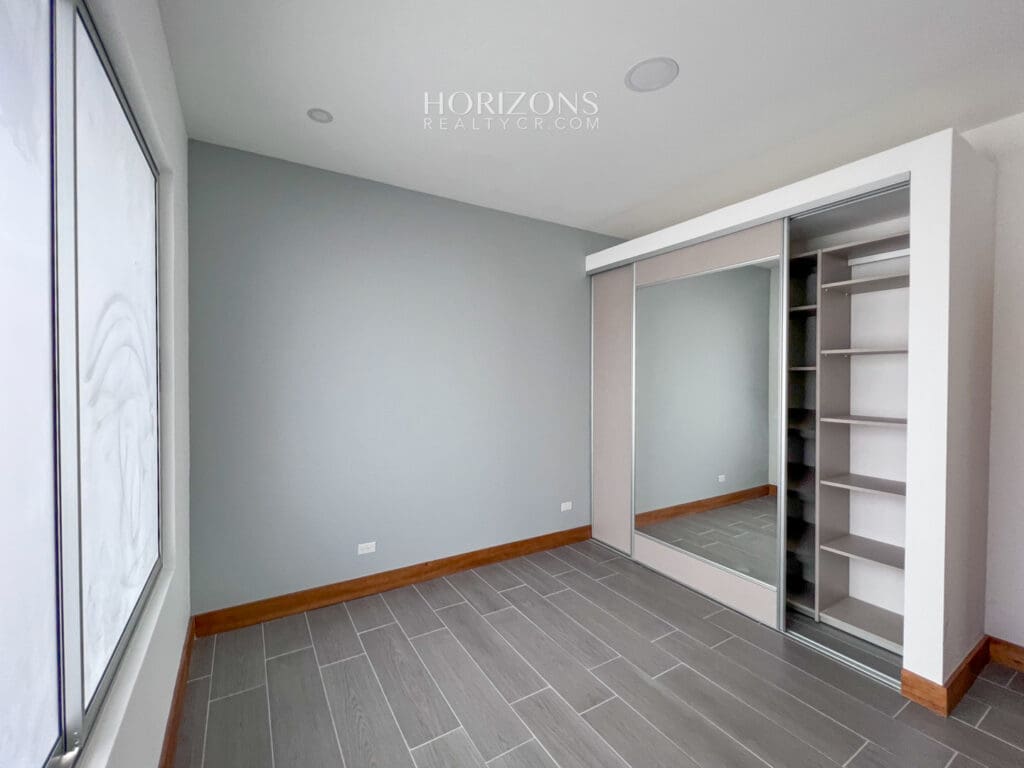 CASA NUEVA 2 DORMITORIOS AMPLIOS + OFICINA EN CONDOMINIO DISTRITO SAN JUAN nja1025